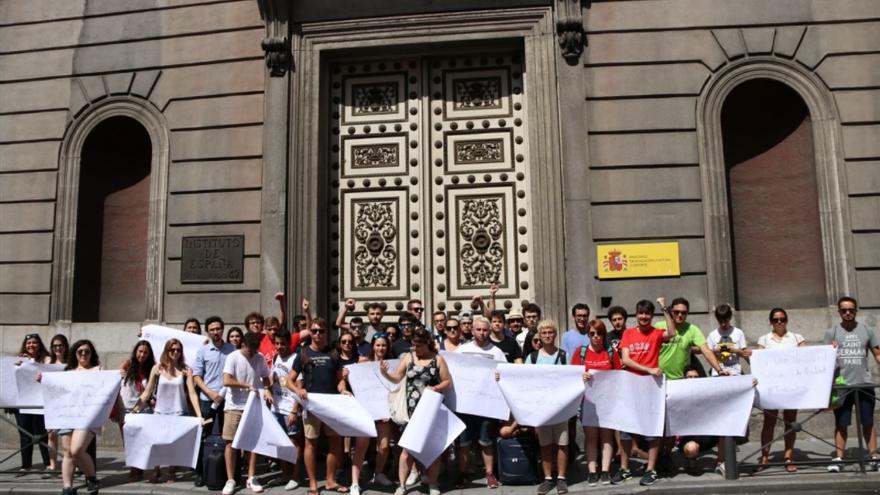 Alumnos protestando frente a la sede del Ministerio de Educación. Foto: Consejo Alumnos US, @twitCADUS