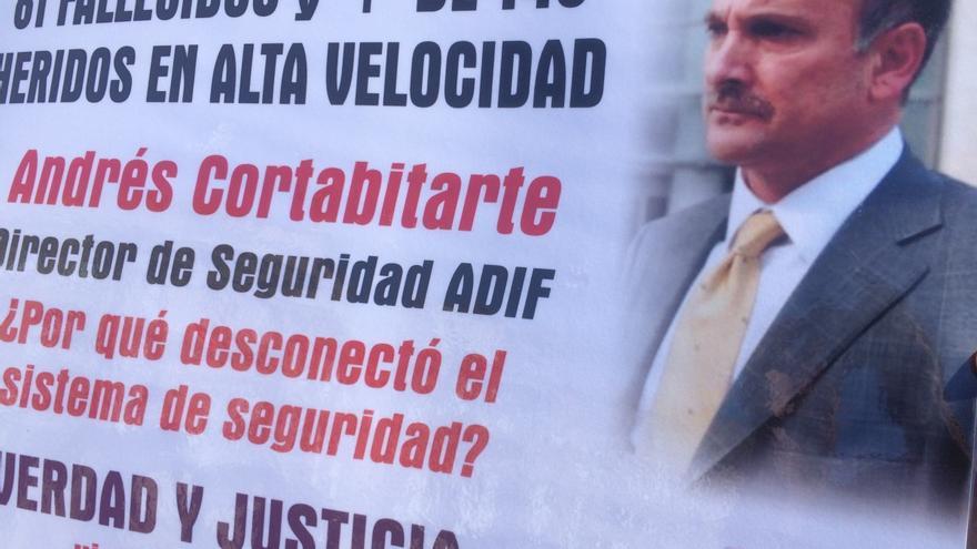 Andrés Cortabitarte, exdirector de Seguridad en la Circulación de Adif, en un cartel de protesta de las víctimas de Angrois