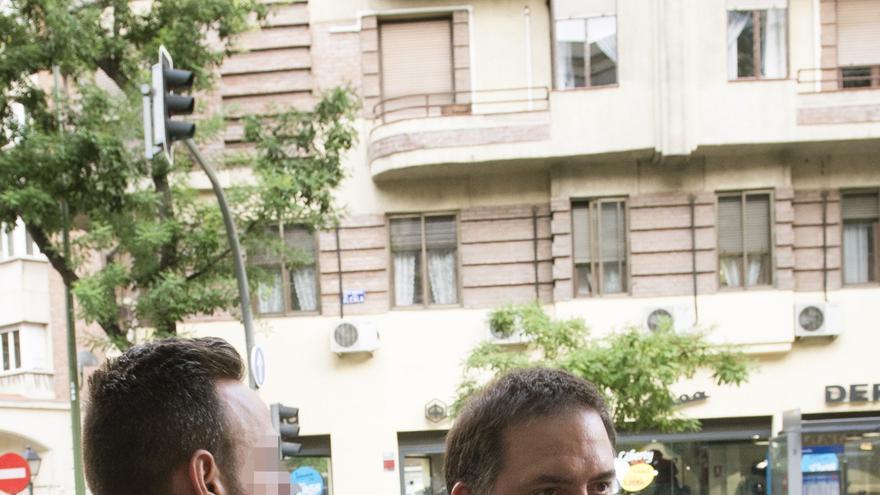 El hijo de Ángel María Villar, Gorka Villar, escoltado por un Guardia Civil tras su detención 