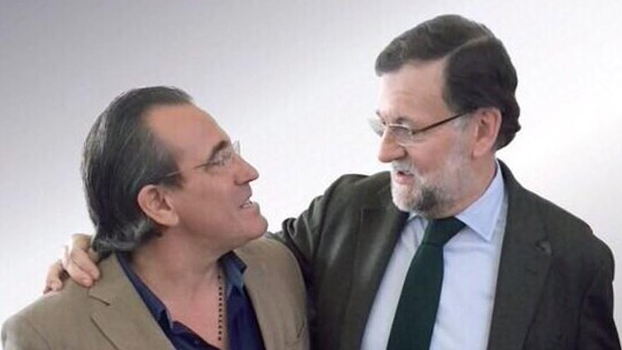 Arturo Torró se abraza a Mariano Rajoy, en un cartel que el partido le prohibió difundir.