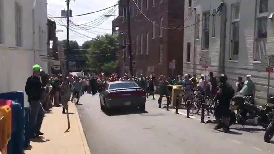Captura del momento en el que un coche atropella a los manifestantes antifascistas en Virginia