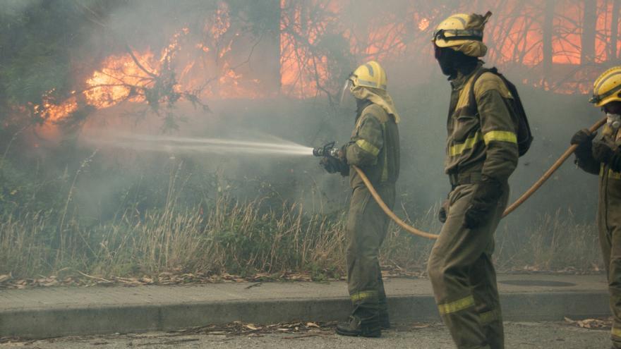 Bomberos forestales actuando en un incendio en Ribeira (A Coruña)