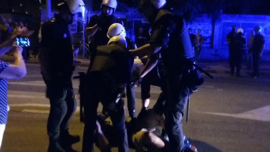Carga policial contra un manifestante / ELISA RECHE