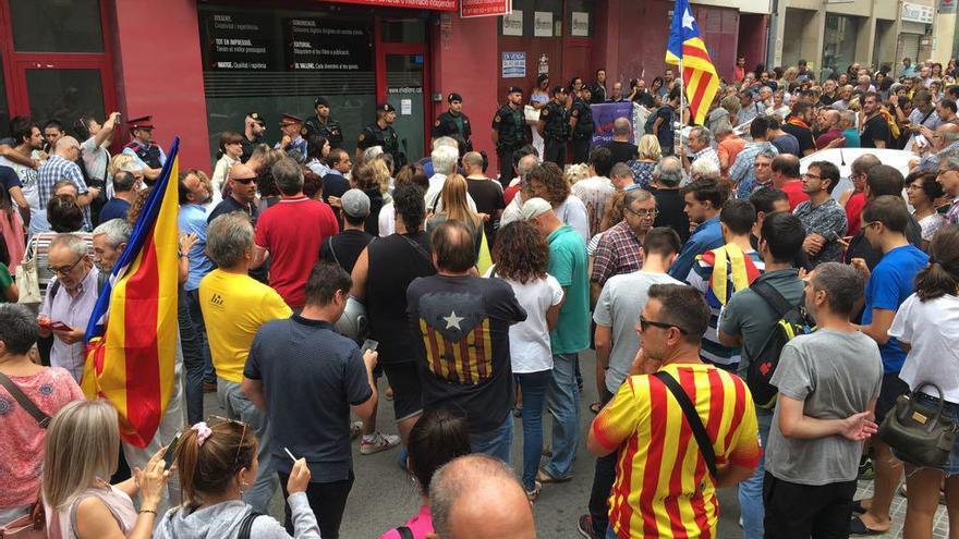 Concentración espontánea ante las puertas del semanario El Vallenc al que la Guardia Civil ha accedido
