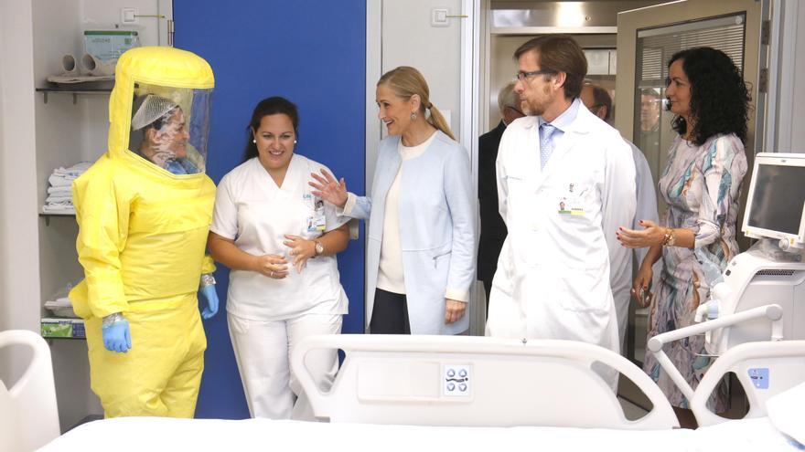 Cristina Cifuentes visitando una unidad de La Princesa-Carlos III.