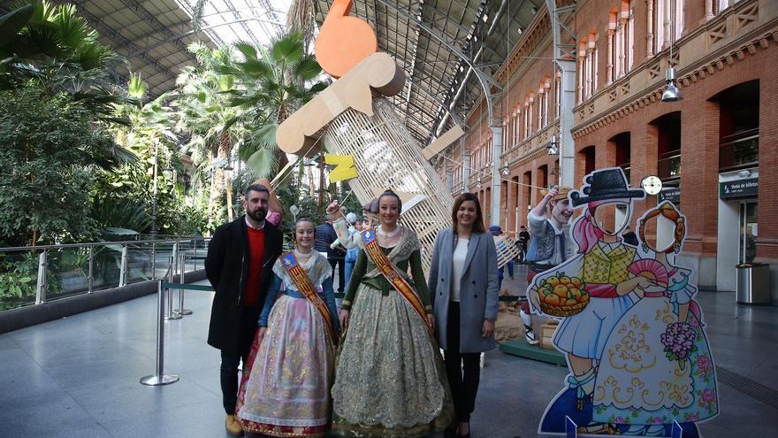 El concejal de Cultura Festiva, Pere Fuset, las Falleras Mayores de València y la concejala de Turismo, Sandra Gómez