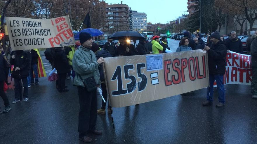 Decenas de personas protestan frente al Museo de Lleida por el traslado de los bienes de Sijena.
