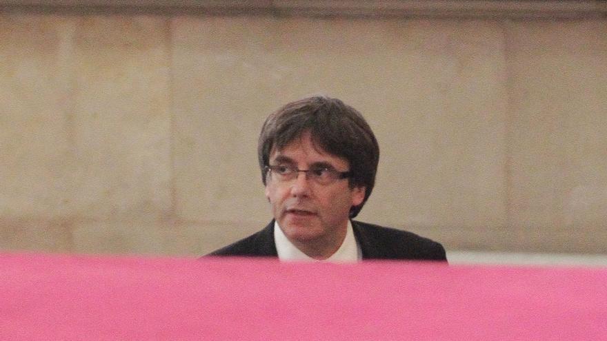 Descripción : Catalan regional President Carles Puigdemont arrives at the parliament in Barcelona, Spain, Tuesday, Oct. 10, 2017. Puigdemont will address to the Catalan parliament on Tuesday evening in a session that some have portrayed as the staging of an independence declaration for the northeastern region of 7.5 million, although others have said the move would only be symbolic.