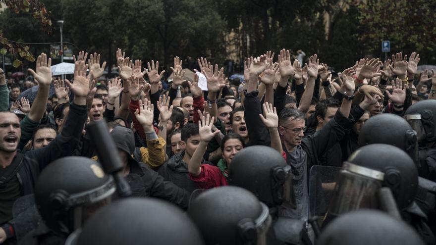 Descripción : People confronts Spanish riot police near a voting site at a school assigned to be a polling station by the Catalan government in Barcelona, Spain, Sunday, 1 Oct. 2017. Spanish riot police have forcefully removed and clashed with would-be voters in several polling stations in Barcelona.