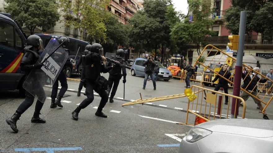 Descripción : Spanish National Police clashes with pro-referendum supporters in Barcelona Sunday, Oct. 1 2017. Catalonia's planned referendum on secession is due to be held Sunday by the pro-independence Catalan government but Spain's government calls the vote illegal, since it violates the constitution, and the country's Constitutional Court has ordered it suspended. 