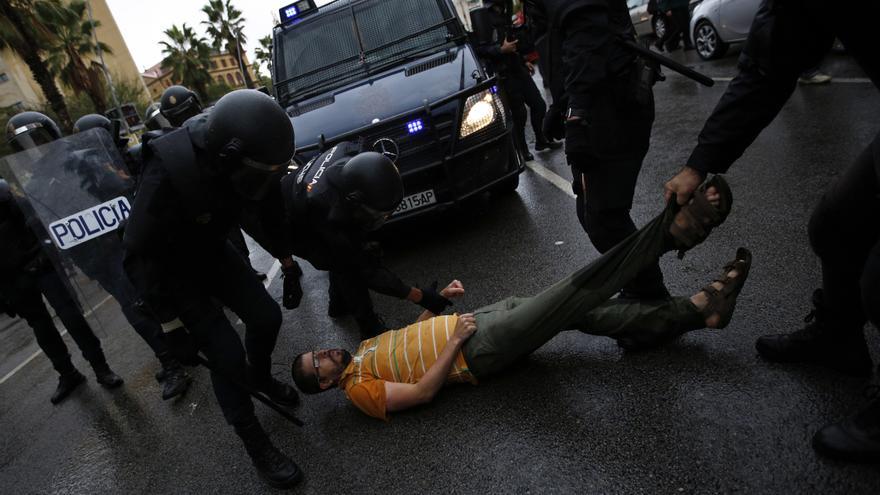Descripción : Spanish National Police officers drags a man trying to block a police van outside the Ramon Llull school assigned to be a polling station by the Catalan government in Barcelona, Spain, early Sunday, 1 Oct. 2017. Catalan pro-referendum supporters vowed to ignore a police ultimatum to leave the schools they are occupying to use in a vote seeking independence from Spain.