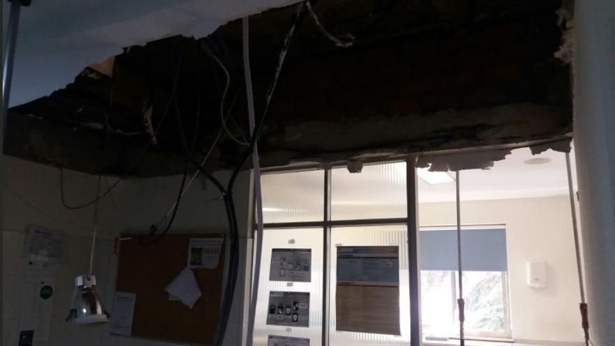 Desprendimiento del techo de una sala de extracciones del hospital Gregorio Marañón. / @MaranionMats