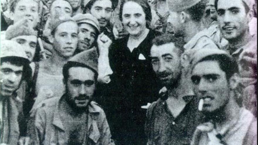 Dolores Ibarruri rodeada de brigadistas internacionales