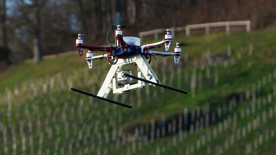 Dron hexacóptero realizando fotografías. (DP).