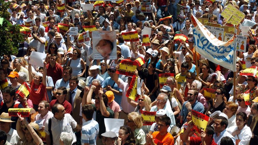 ESPAÑA - MATRIMONIO HOMOSEXUALES:MD73 Madrid, 30-06-2005.- Manifestantes se concentraron hoy en la Puerta del Sol convocados por el Foro de la Familia contra la ley de matrimonios homosexuales aprobada por el Congreso esta mañana. 