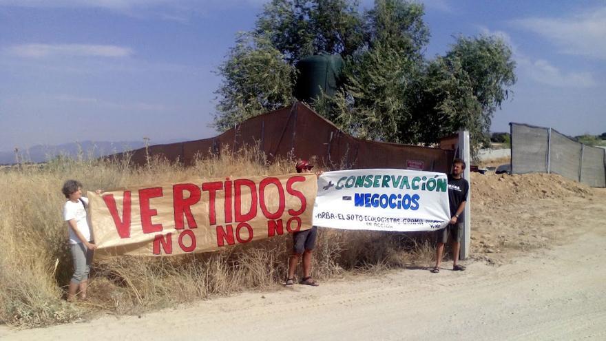 Activistas manifestándose por los vertidos ilegales en El Calverón