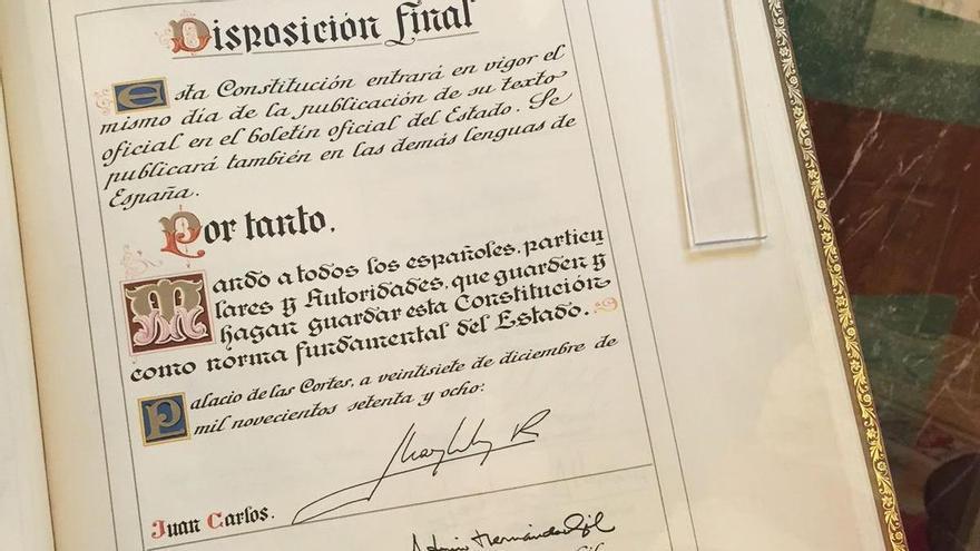 Ejemplar de la Constitución de 1978 firmado por el rey Juan Carlos I