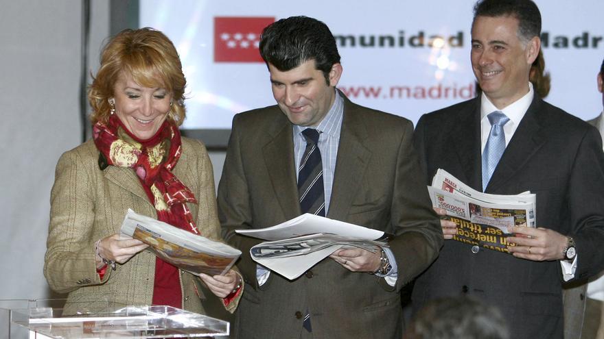 La presidenta de la Comunidad de Madrid en 2009, Esperanza Aguirre, acompañada del entonces alcalde de Alcalá de Henares, Bartolomé González (c), y el consejero de Deportes, Alberto López Viejo, colocaba la primera piedra de la Ciudad Deportiva de Espartales, en Alcalá de Henares, 6 de febrero de 2009. 
