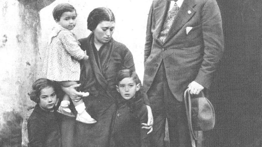 La revista 'Estampa' recoge en su portada del 23 de diciembre de 1933 una foto de la viuda y los hijos del sargento Sopena con el enviado especial José Quílez en Villanueva 