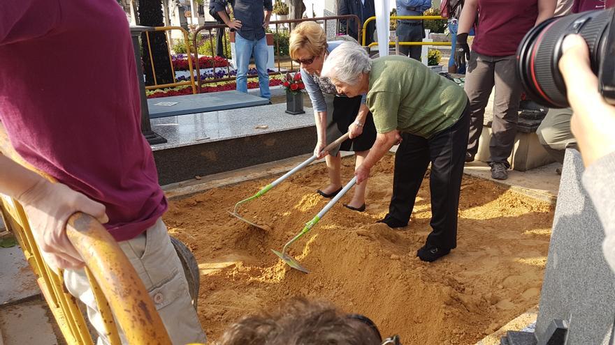 Familiares de víctimas se han sumado al inicio de la excavación de la fosa en el cementerio de Paterna.