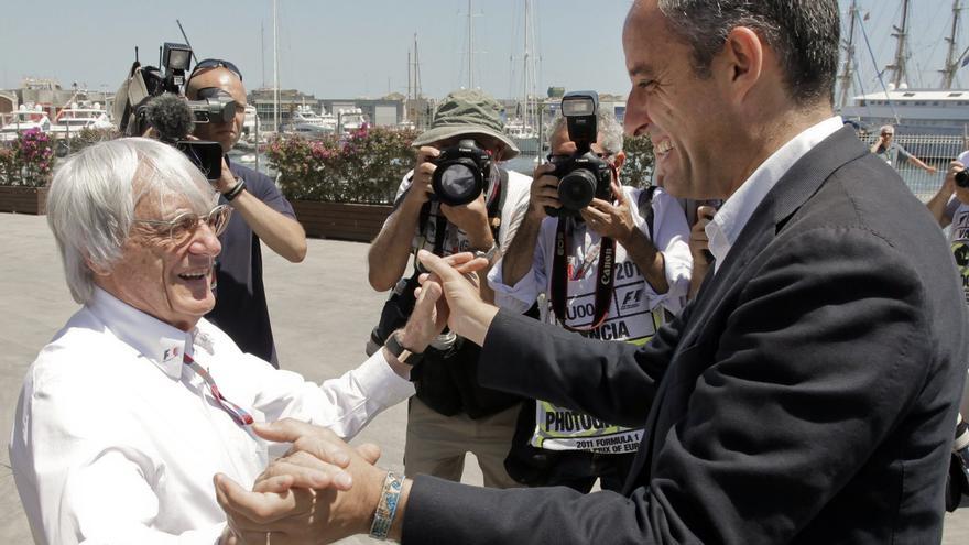 Francisco Camps saluda a Bernie Ecclestone en las inmediaciones del Circuito Urbano de Valencia durante la sesión de clasificación del Gran Premio de Europa de Fórmula 1, el 25 de junio de 2011