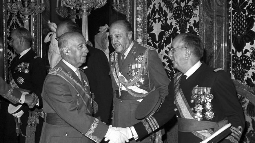 Francisco Franco saluda al ministro de Marina, Adolfo Baturone, durante una recepción en el salón del Trono del palacio de Oriente, en octubre de 1971. Detrás, el ministro del Ejército, Juan Castañón de Mena.