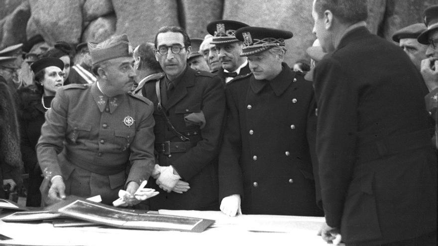 Franco (i) en una visita al Valle de los Caídos junto al arquitecto, Pedro Muguruza Otaño (d), en 1940 / EFE