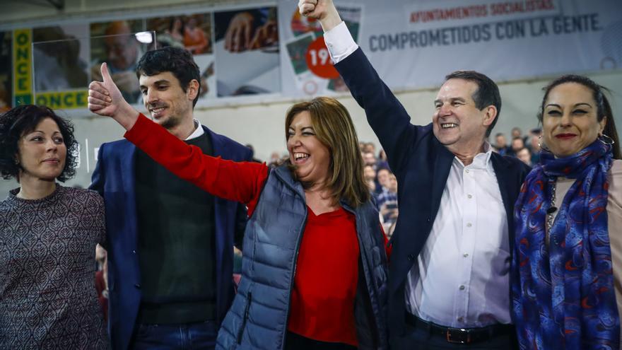 El alcalde de Gimenells, Dante Pérez, junto a la presidenta de la Junta de Andalucía, Susana Díaz, y el alcalde de Vigo, Abel Caballero, en el acto 'Compromiso Socialista', el 11 de febrero