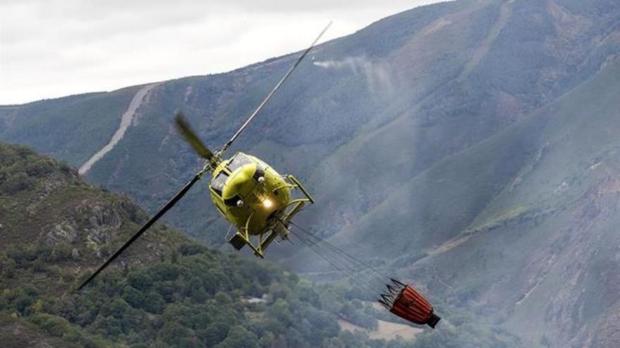   Helicóptero de extinción de incendios. EFE