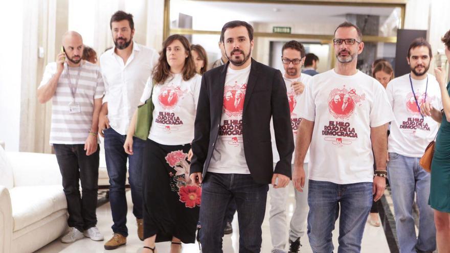 Los diputados de IU han reivindicado la historia del PCE con una camiseta durante el homenaje a los 40 años de democracia. "El hilo rojo de la democracia", se podía leer bajo una foto de Dolores Ibárruri y Rafael Alberti".