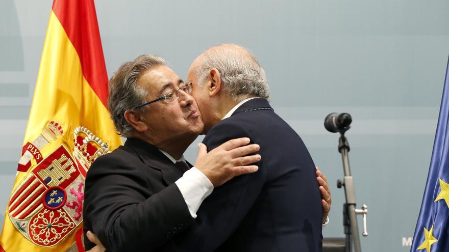 Juan Ignacio Zoido recibe la cartera de Interior de manos de Jorge Fernández Díaz