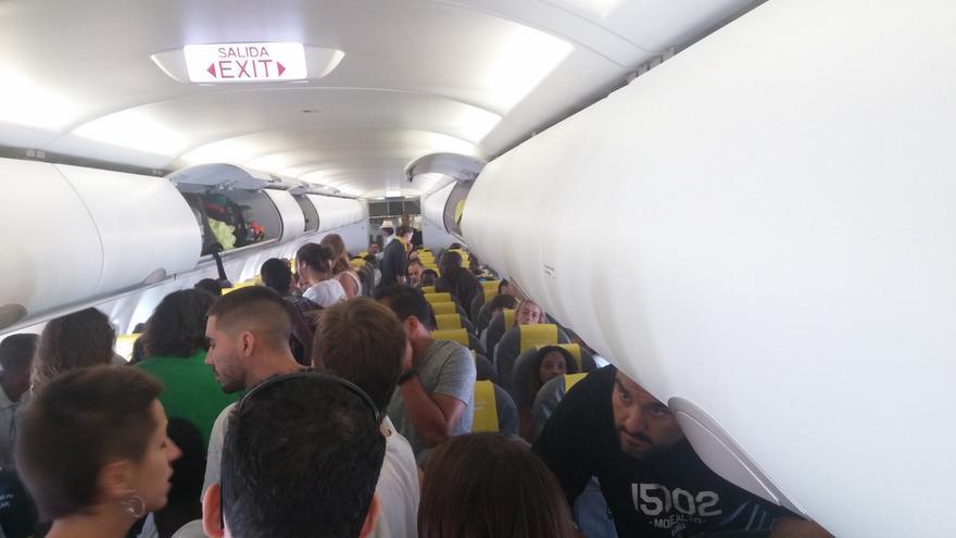 Imagen del avión durante las protestas de los pasajeros
