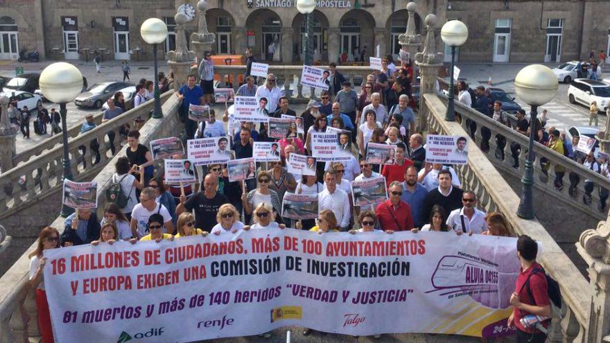 Inicio de la manifestación de las víctimas del Alvia, en la estación de tren de Santiago