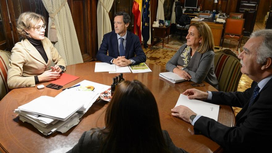 La ministra Isabel García Tejerina, en una reunión con Javier Goñi, presidente de Fertiberia el 13 de diciembre de 2017, mes y medio después del varapalo del Europarlamento a las pretensiones de España y Fertiberia.