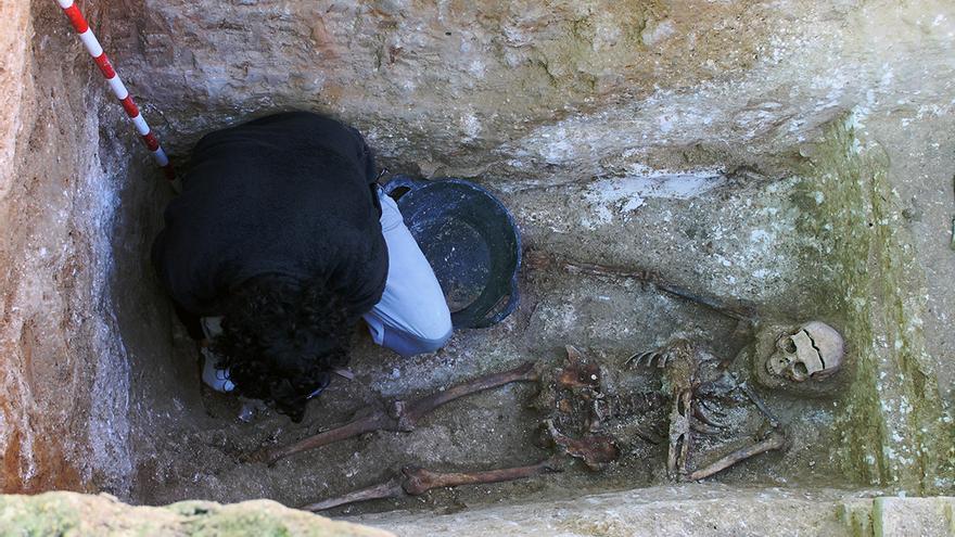 Fosa del franquismo exhumada en el cementerio de Lucena (Córdoba). | JUAN MIGUEL BAQUERO