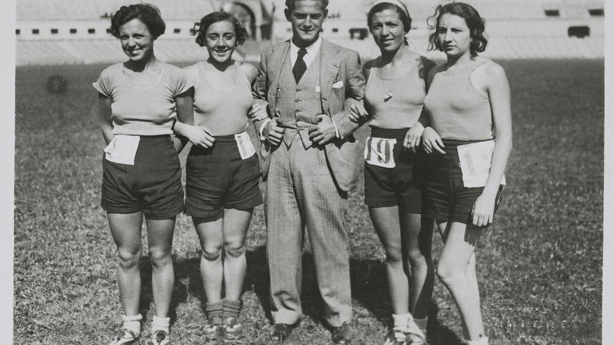 Lucinda Moles, Aurora Villa, Manuel Robles, Margot Moles y Aurora Eguiluz en el campeonato de España de 1932