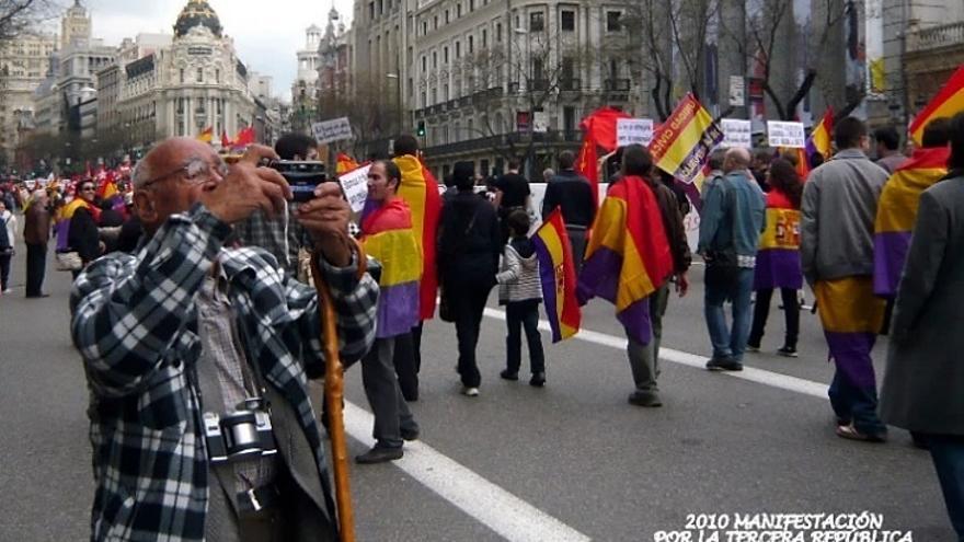 Manuel de Cos fotografía la manifestación por la III República en Madrid en 2010.