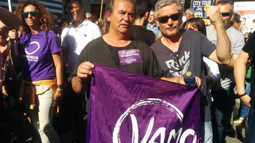 Marcos y Andrés, asistentes a la manifestación de Podemos en la Puerta del Sol