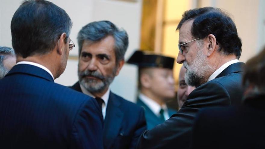 El presidente del gobierno, Mariano Rajoy; el ministro de Justicia, Rafael Catalá (i); y el Presidente del Tribunal Supremo, Carlos Lesmes (c), en la capilla ardiente de Maza
