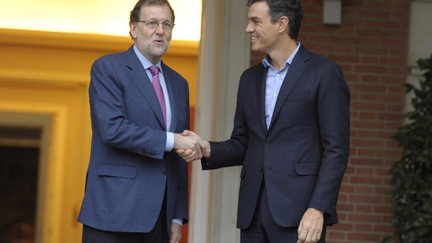 Mariano Rajoy recibe a Pedro Sánchez en la Moncloa.