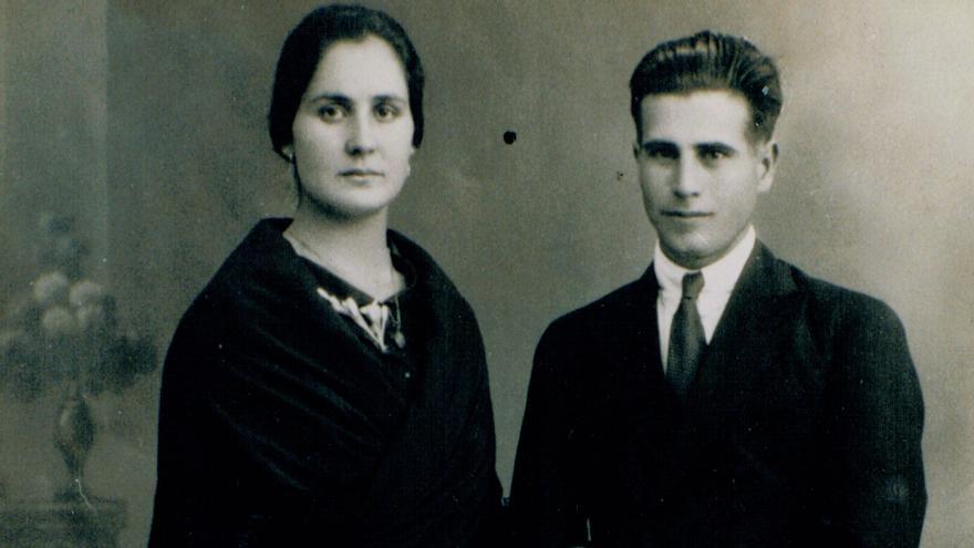 Matías Escalera, fusilado el 25 de diciembre de 1937, fotografiado junto a su esposa Lucía. 