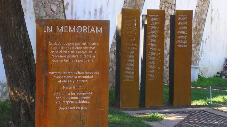 Memorial erigido en el cementerio de Cáceres en recuerdo de las víctimas del franquismo