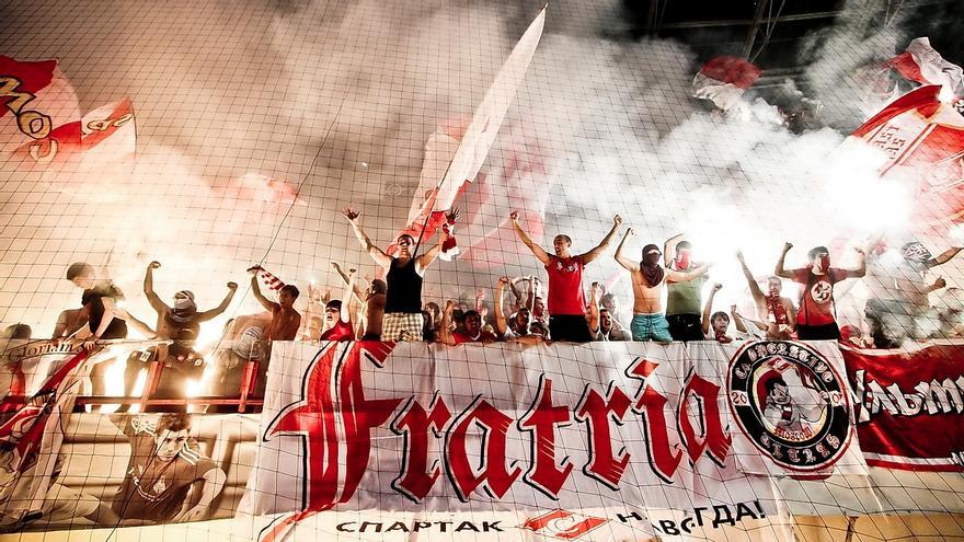 Miembros del grupo ultra Fratria, durante un partido del Spartak de Moscú / Artem fcsm-nv Chernysh (WIKIMEDIA COMMONS)