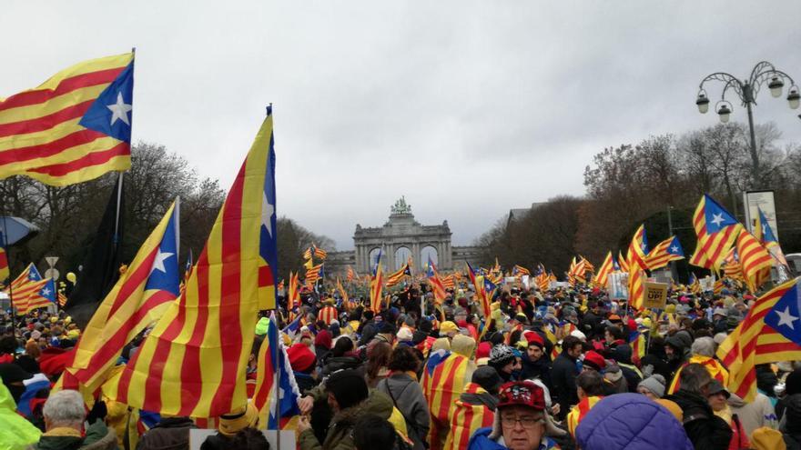 Miles de personas se manifiestan bajo el lema "Wake up Europa, democracy for Catalonia"