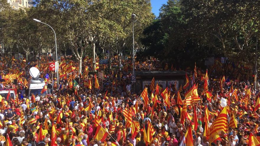 Miles de personas llenan las calles de Barcelona a favor de la unidad de España