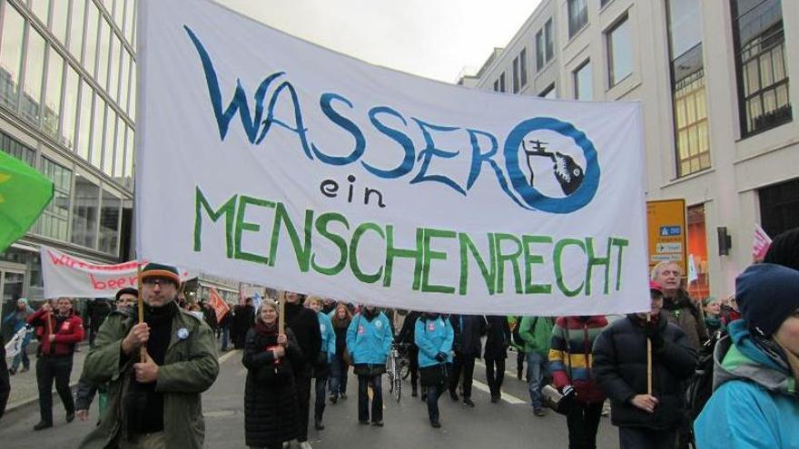 Movilización en Berlín por la remunicipalización del agua con una pancarta que dice: "El agua es un derecho humano".