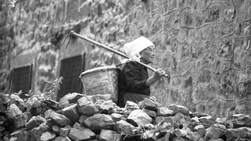 Mujer trabajando en un pueblo de Cantabria. | MANUEL DE COS