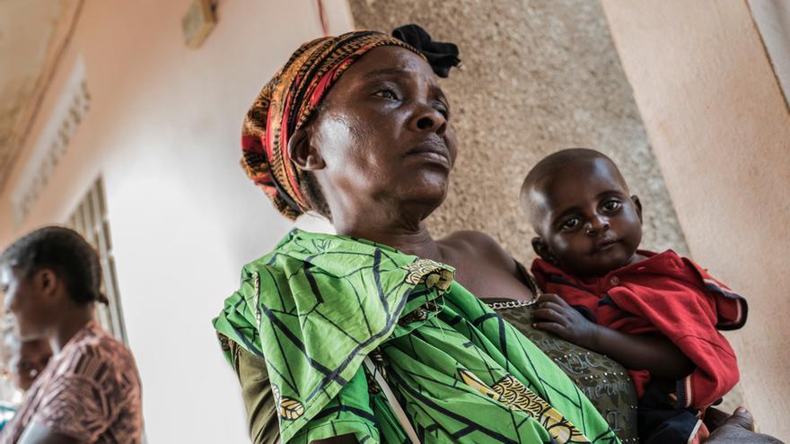 Mulumba Mashanga (58 años) visita junto a su nieto de 11 meses la clínica de alimentación terapéutica de MSF en Tshikapa