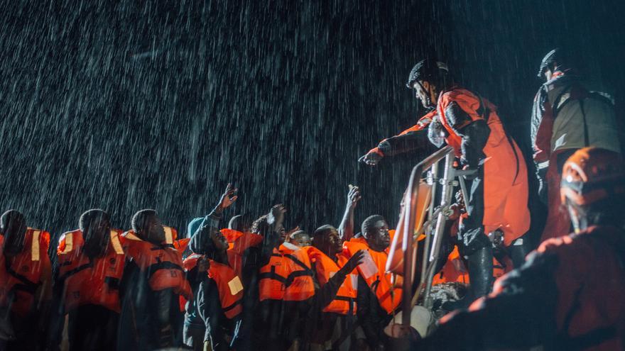 Operarios del buque Aquarius de Médicos Sin Fronteras rescatan una embarcación de migrantes que se dirigía a Italia bajo una fuerte tormenta | Kevin McElvaney - MSF