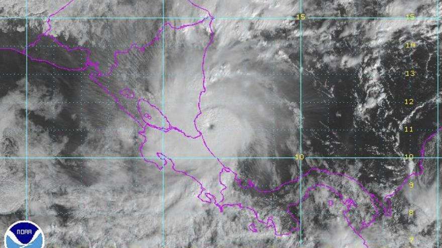 El huracán Otto aproximándose a la costa de América Central el 24 de noviembre